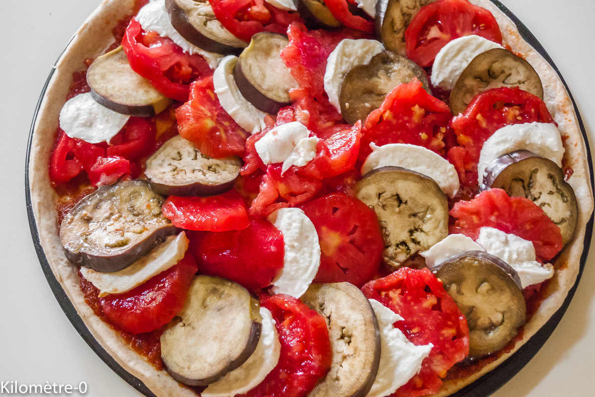 Photo de recette de pizza caprese bio de Kilomètre-0, blog de cuisine réalisée à partir de produits locaux et issus de circuits courts