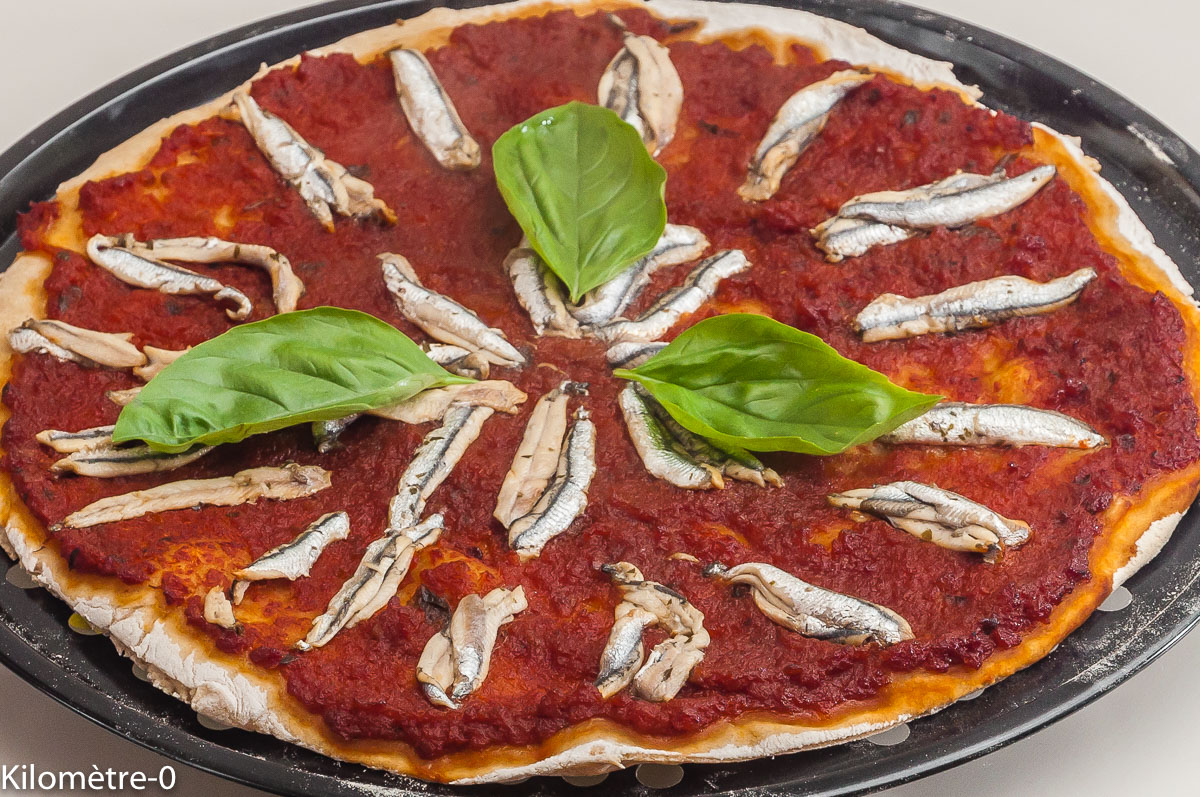 Photo de recette de pizza aux anchois de Kilomètre-0, blog de cuisine réalisée à partir de produits locaux et issus de circuits courts