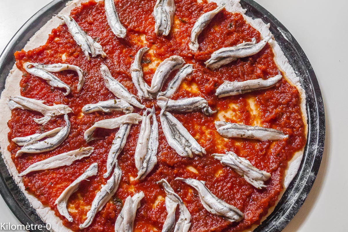 Pizza aux anchois : étape 3 — Déposez dessus le coulis de tomate.