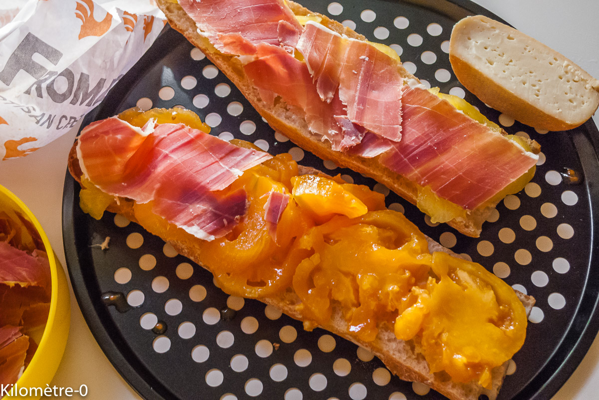 Photo de recette de tartine, bruschetta, curé nantais, tomate, jambon de Kilomètre-0, blog de cuisine réalisée à partir de produits locaux et issus de circuits courts
