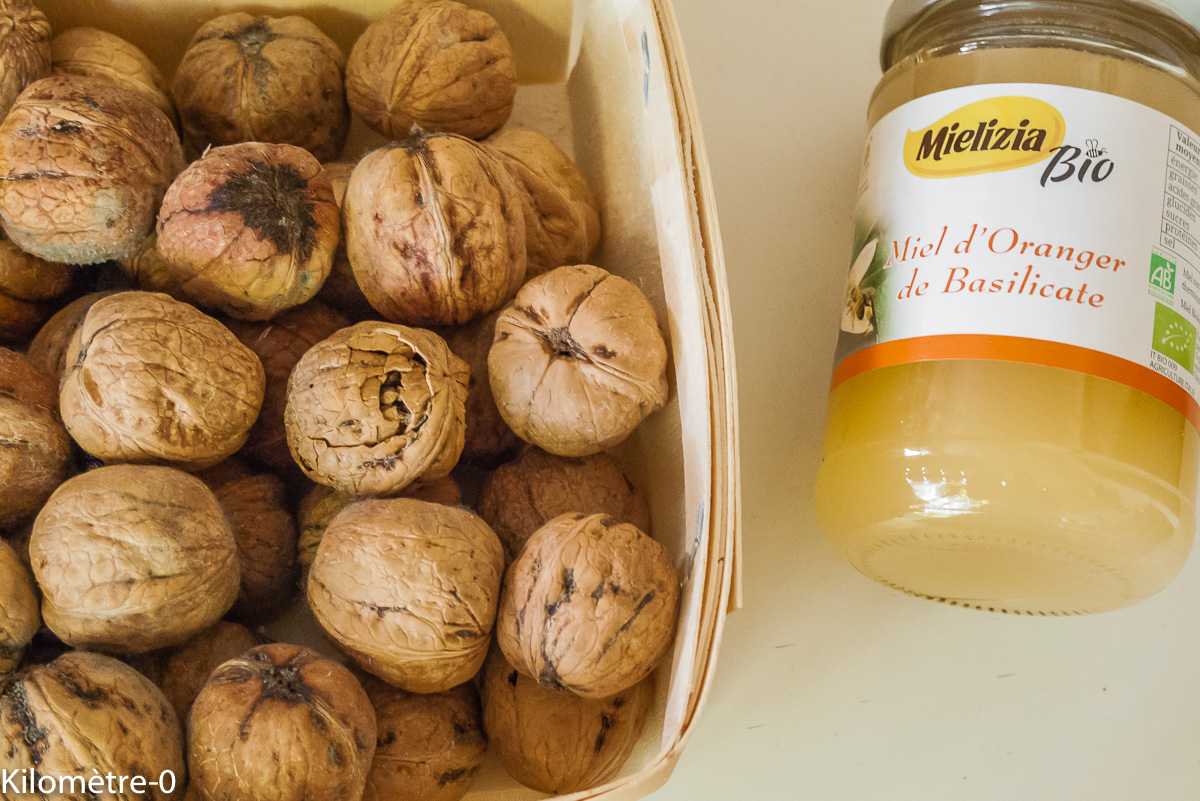 Photo de recette de miel, noix fraiches de Kilomètre-0, blog de cuisine réalisée à partir de produits locaux et issus de circuits courts