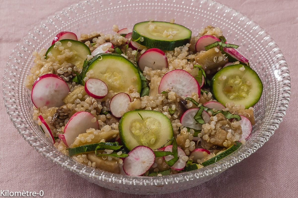 Salade de quinoa aux aubergines, courgettes et radis : étape 2 — Ajoutez-les au quinoa.