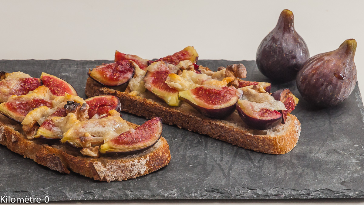 Photo de recette de tartine, figues, noix, pecorino de Kilomètre-0, blog de cuisine réalisée à partir de produits locaux et issus de circuits courts