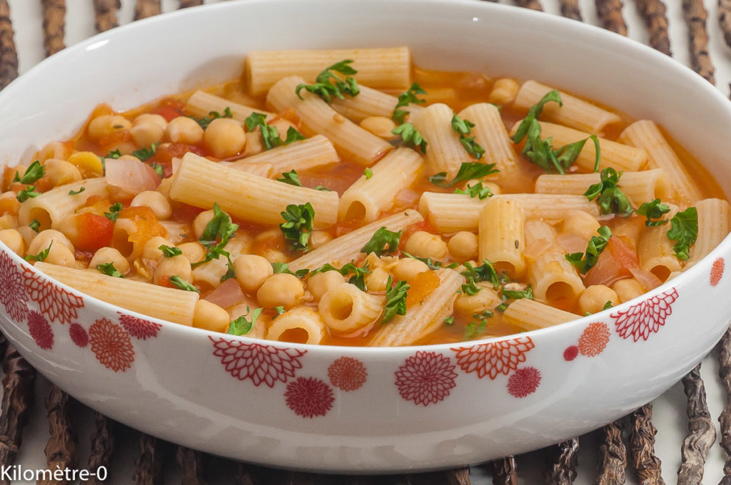 Photo de recette de soupe, pois chiches, tomates, pâtes, vegan de  Kilomètre-0, blog de cuisine réalisée à partir de produits locaux et issus de circuits courts