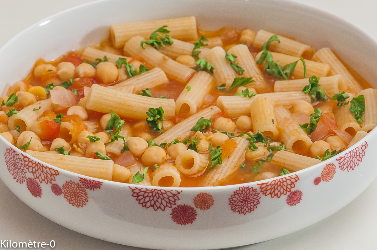 Photo de recette de soupe, pois chiches, pâtes, italienne, vegan, tomates de Kilomètre-0, blog de cuisine réalisée à partir de produits locaux et issus de circuits courts