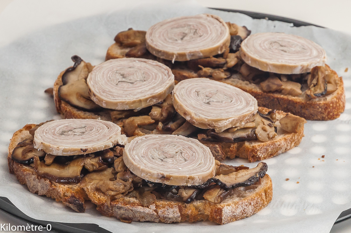 Photo de recette de tartine, andouille, cèpes, de Kilomètre-0, blog de cuisine réalisée à partir de produits locaux et issus de circuits courts