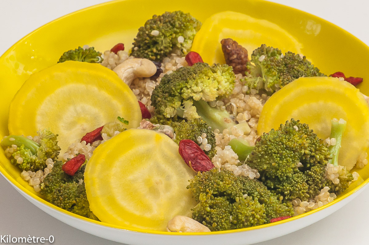 Photo de recette de salade de quinoa, brocolis, betterave jaune bio de Kilomètre-0, blog de cuisine réalisée à partir de produits locaux et issus de circuits courts