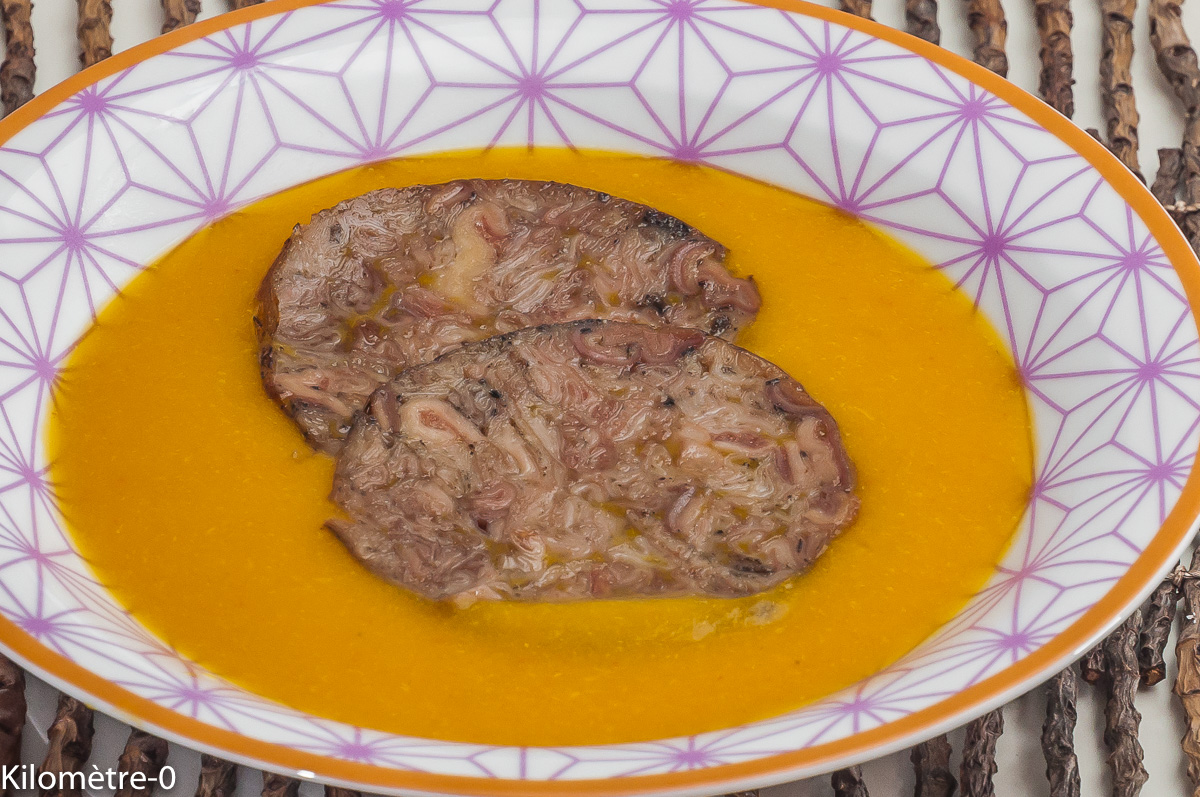 Photo de recette de  soupe de potimarron à l'andouille de Kilomètre-0, blog de cuisine réalisée à partir de produits locaux et issus de circuits courts