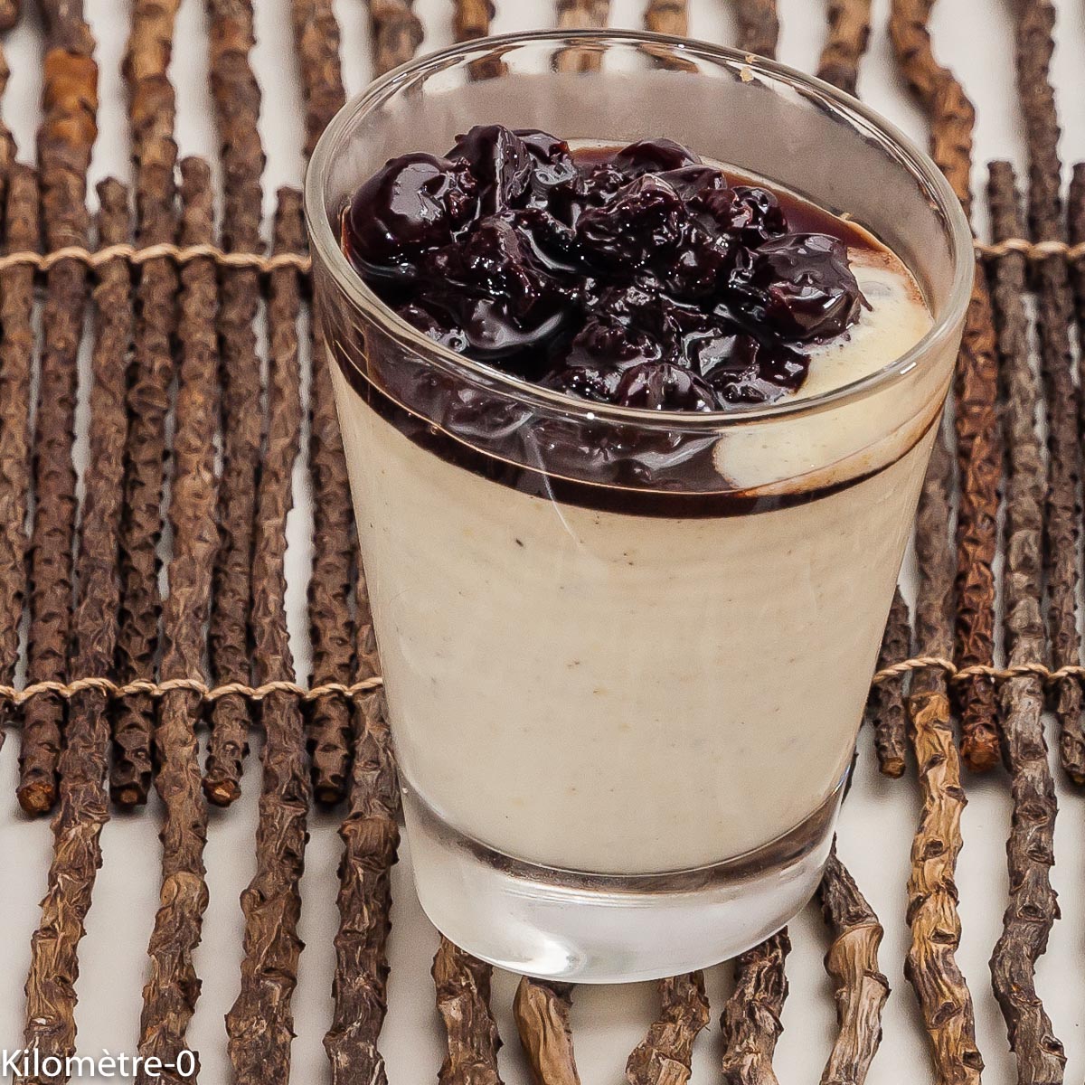 Photo de recette de crème bavaroise, cerise de Kilomètre-0, blog de cuisine réalisée à partir de produits locaux et issus de circuits courts