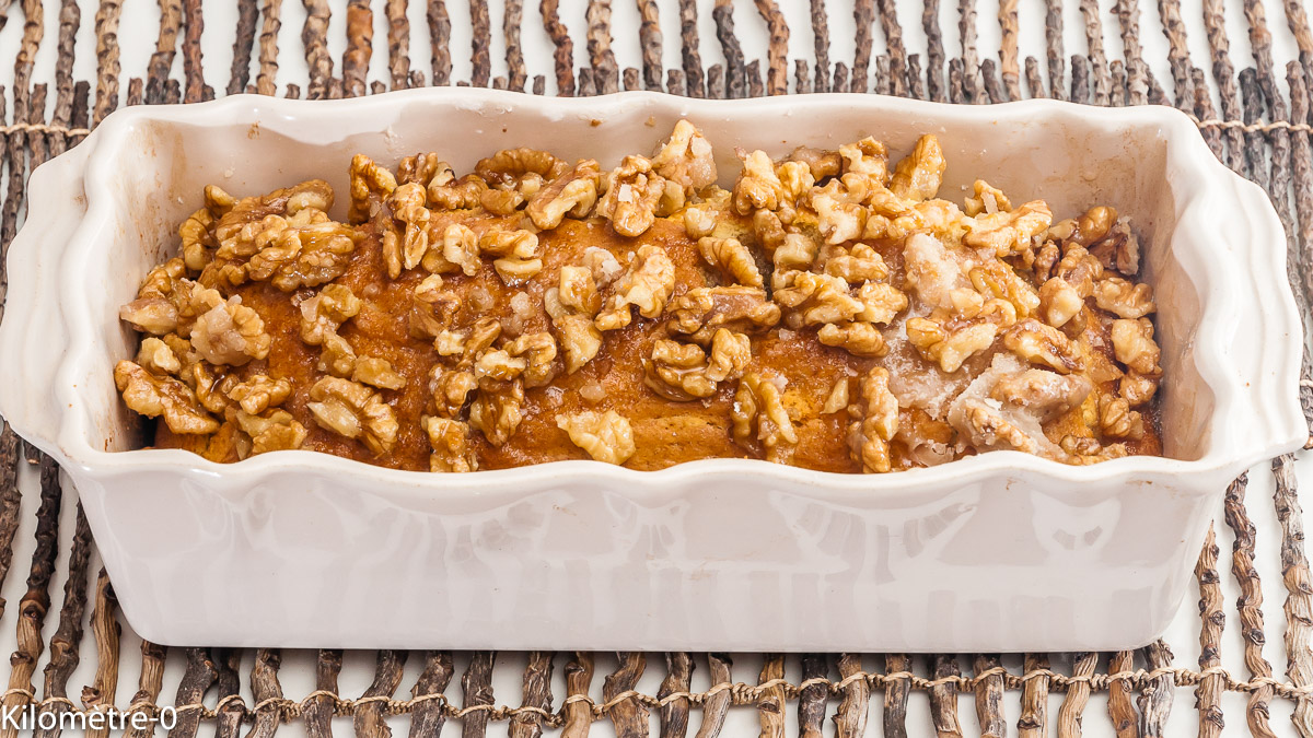 Photo de recette de cake aux noix caramélisées de Kilomètre-0, blog de cuisine réalisée à partir de produits locaux et issus de circuits courts