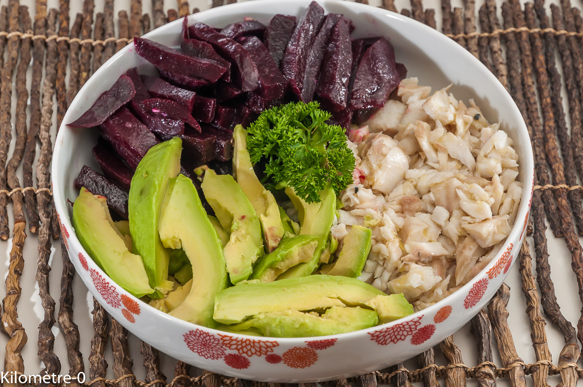 Photo de recette de buddha bowl, poisson, brochet, avocat, betterave de de Kilomètre-0, blog de cuisine réalisée à partir de produits locaux et issus de circuits courts