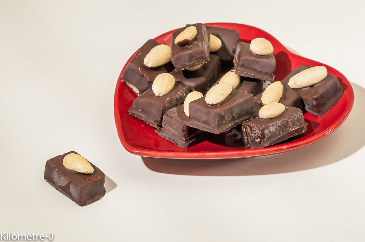 Photo de recette de bouchées, chocolat, amande, Noël, facile, rapide, Noël, chocolat maison de Kilomètre-0, blog de cuisine réalisée à partir de produits locaux et issus de circuits courts