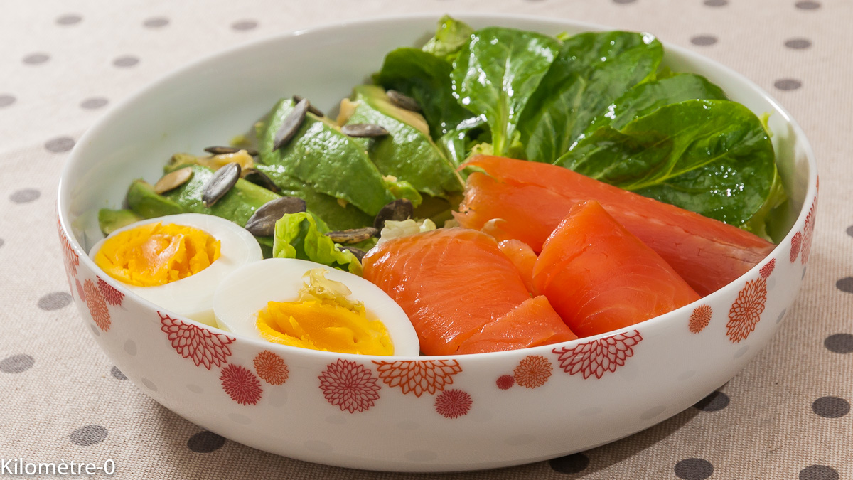 Photo de recette de buddha bowl, avocat, truite fumée, oeuf, mâche de Kilomètre-0, blog de cuisine réalisée à partir de produits locaux et issus de circuits courts