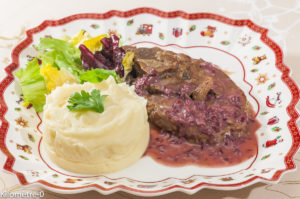Photo de recette de daguet, gibier, sauce,  beurre rouge, purée , cerf, vin de  Kilomètre-0, blog de cuisine réalisée à partir de produits locaux et issus de circuits courts