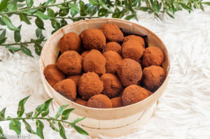 Photo de recette de  truffes au chocolat, marron, rhum, facile, rapide de Kilomètre-0, blog de cuisine réalisée à partir de produits locaux et issus de circuits courts