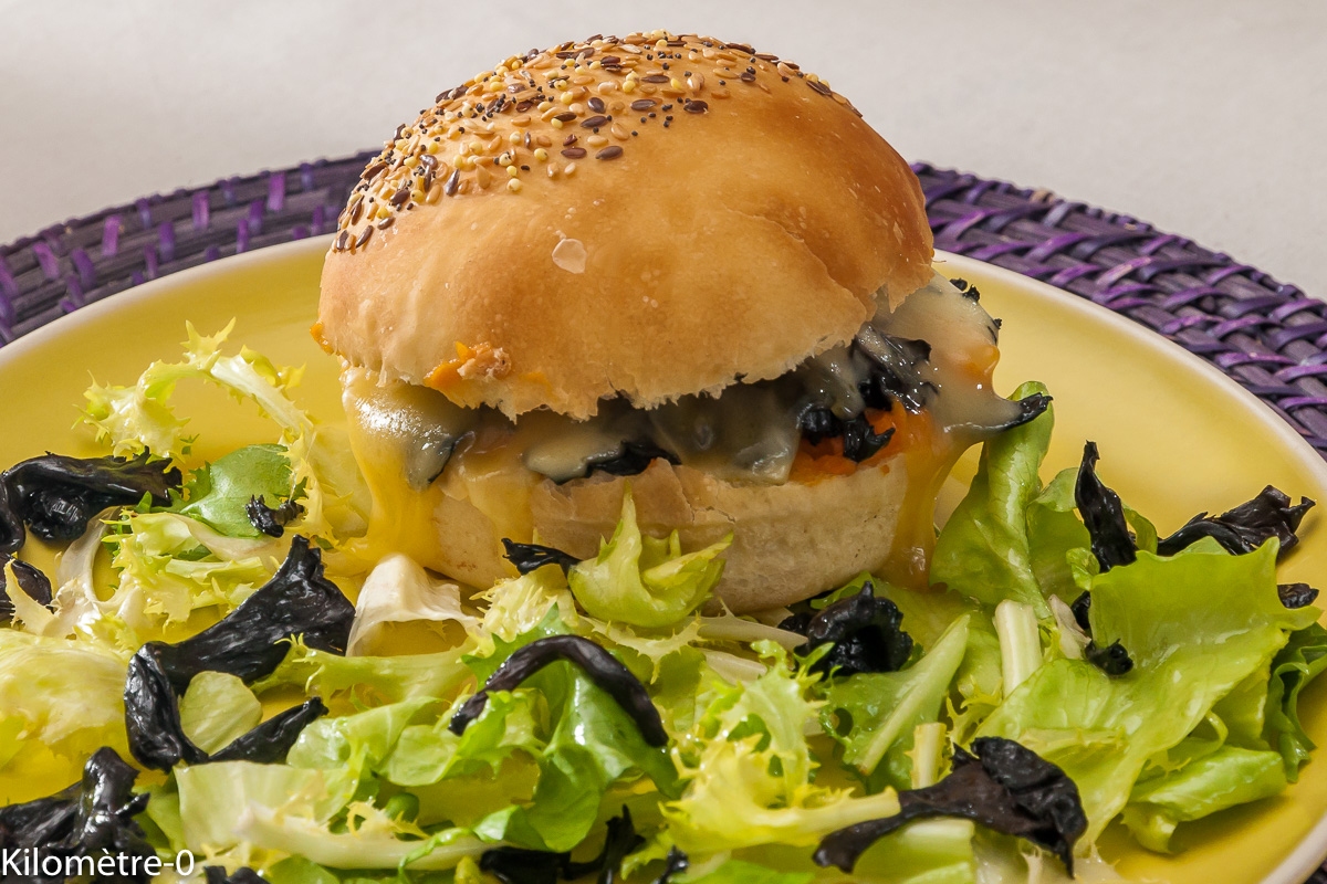 Burger aux trompettes de la mort et patate douce : étape 6 — Servez avec une salade verte et quelques champignons s'il vous…