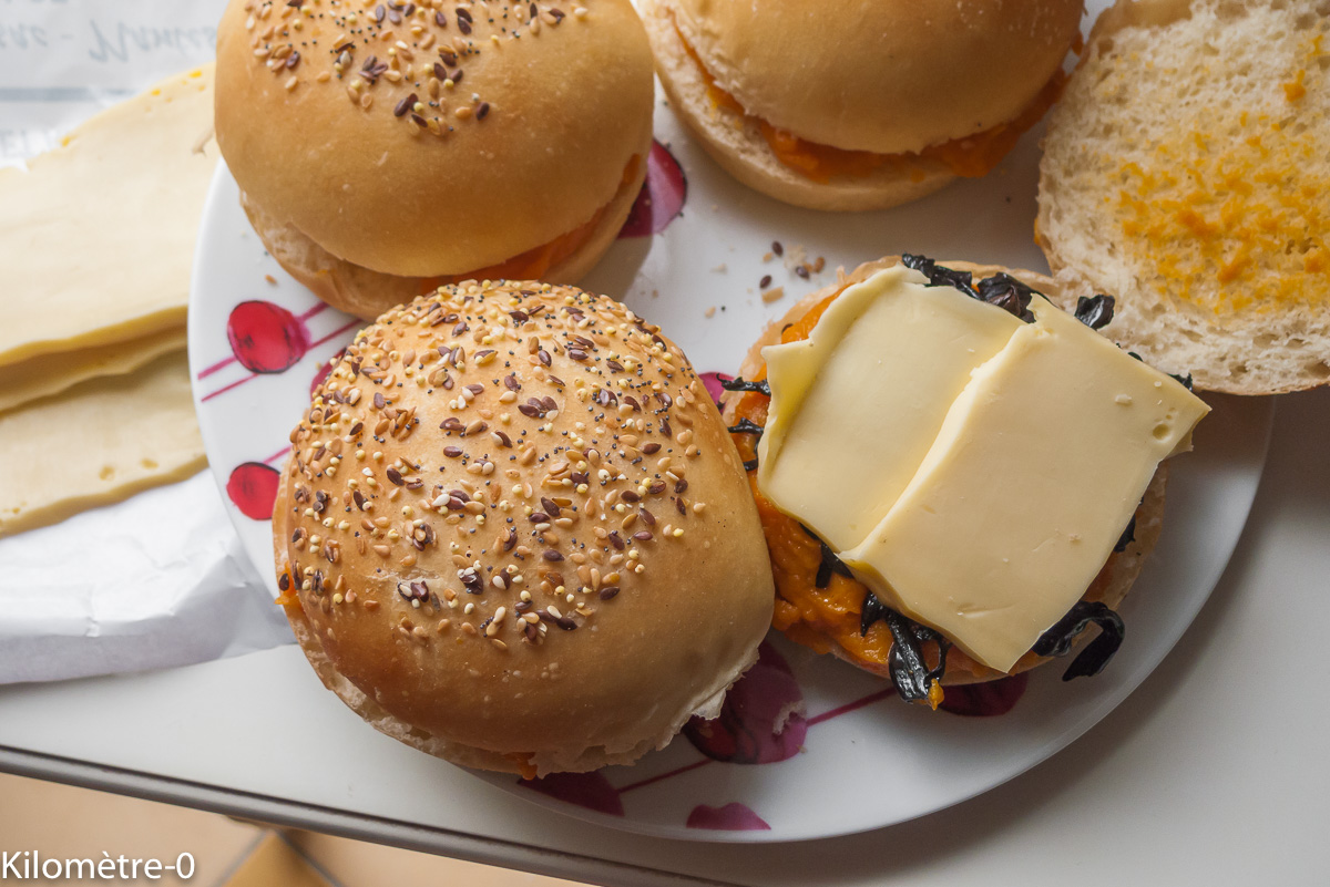 Burger aux trompettes de la mort et patate douce : étape 4 — Coupez les burgers en deux, déposez de la patate douce, des…