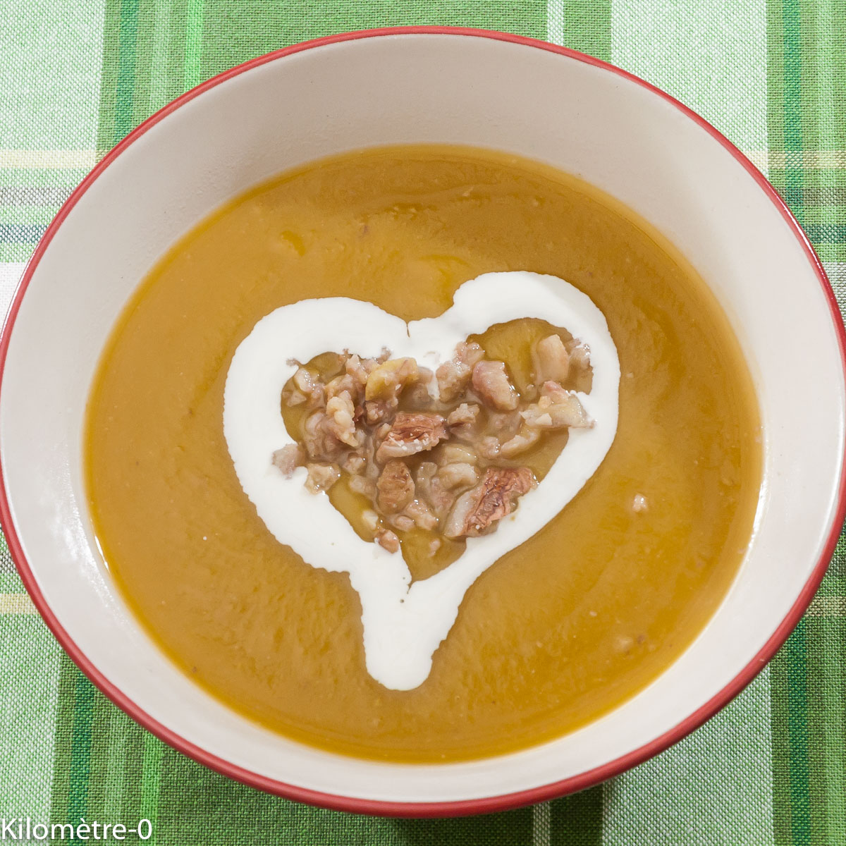 Photo de recette de velouté, soupe, potage, de butternut, bio, facile, saint valentin de Kilomètre-0, blog de cuisine réalisée à partir de produits locaux et issus de circuits courts