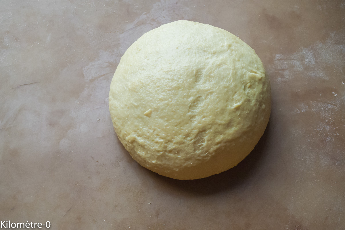 Couronne des rois au sucre de Carmen : étape 1 — Pétrissez la farine, le sachet de levure de boulanger, le rhum et l'eau de…
