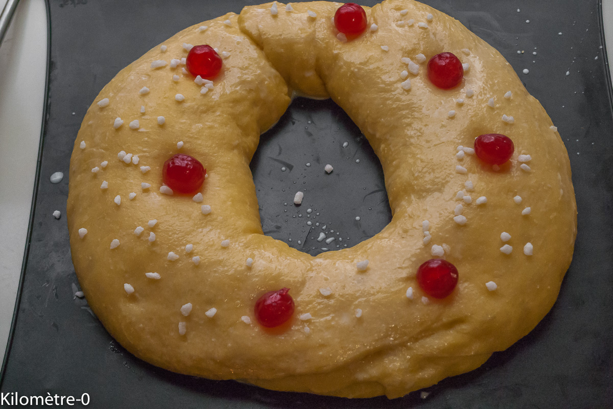 Couronne des rois au sucre de Carmen : étape 3 — Dégazez la pâte, repétrissez-la un peu et mettez-la dans un moule en forme…