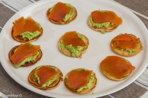 Photo de recette de blinis, avocat, saumon fumé, truite fumée de Kilomètre-0, blog de cuisine réalisée à partir de produits locaux et issus de circuits courts