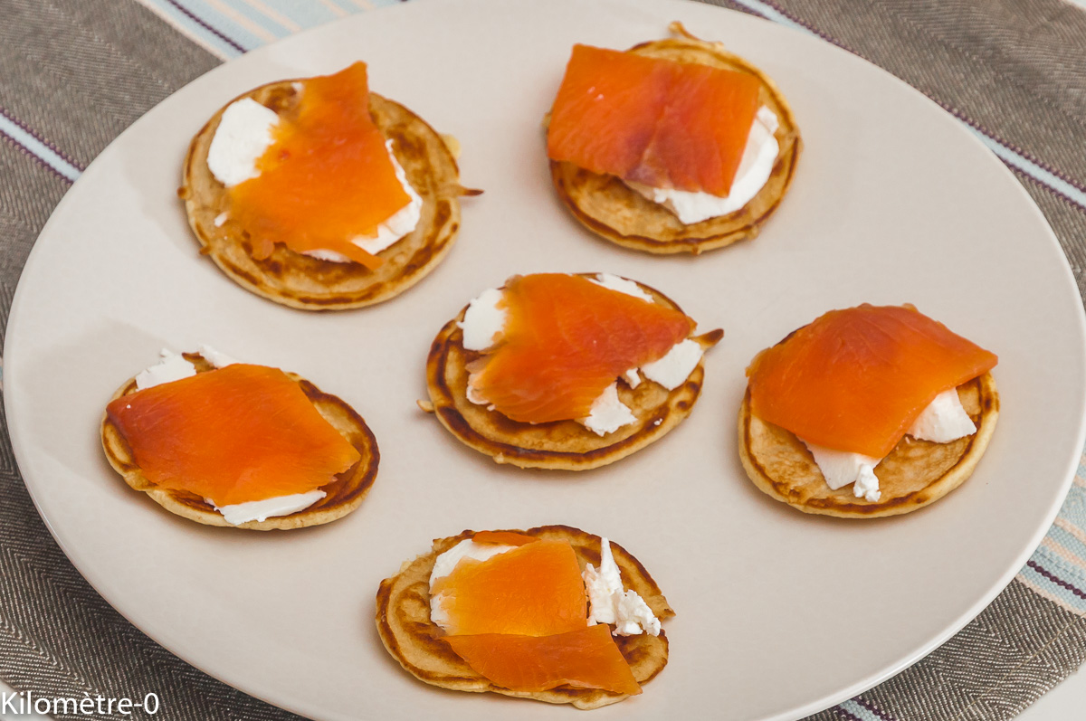 Photo de recette de blinis, chèvre, saumon fumé de Kilomètre-0, blog de cuisine réalisée à partir de produits locaux et issus de circuits courts