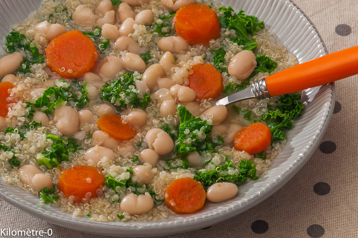 Photo de recette de soupe, chou kale, quinoa, carotte, haricots de Kilomètre-0, blog de cuisine réalisée à partir de produits locaux et issus de circuits courts