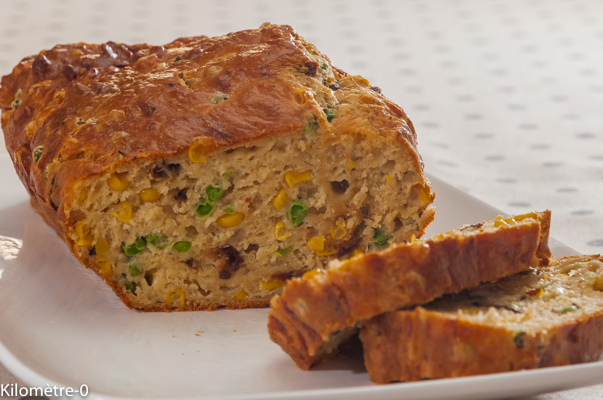 Photo de recette de cake salé, facile, thon, petits pois, maïs, fromage de Kilomètre-0, blog de cuisine réalisée à partir de produits locaux et issus de circuits courts
