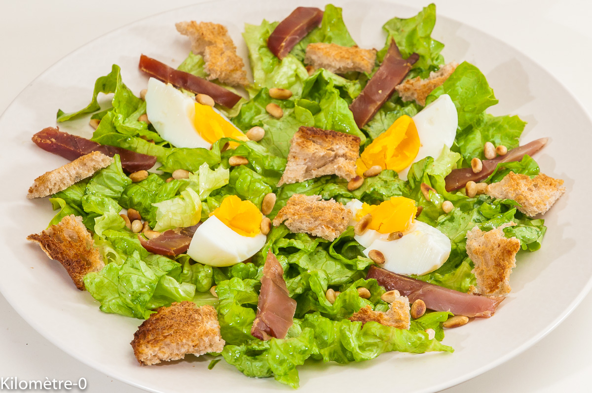 Photo de recette de salade composée, printemps, rapide, légère et facile, caille, volaille, oeuf de Kilomètre-0, blog de cuisine réalisée à partir de produits locaux et issus de circuits courts