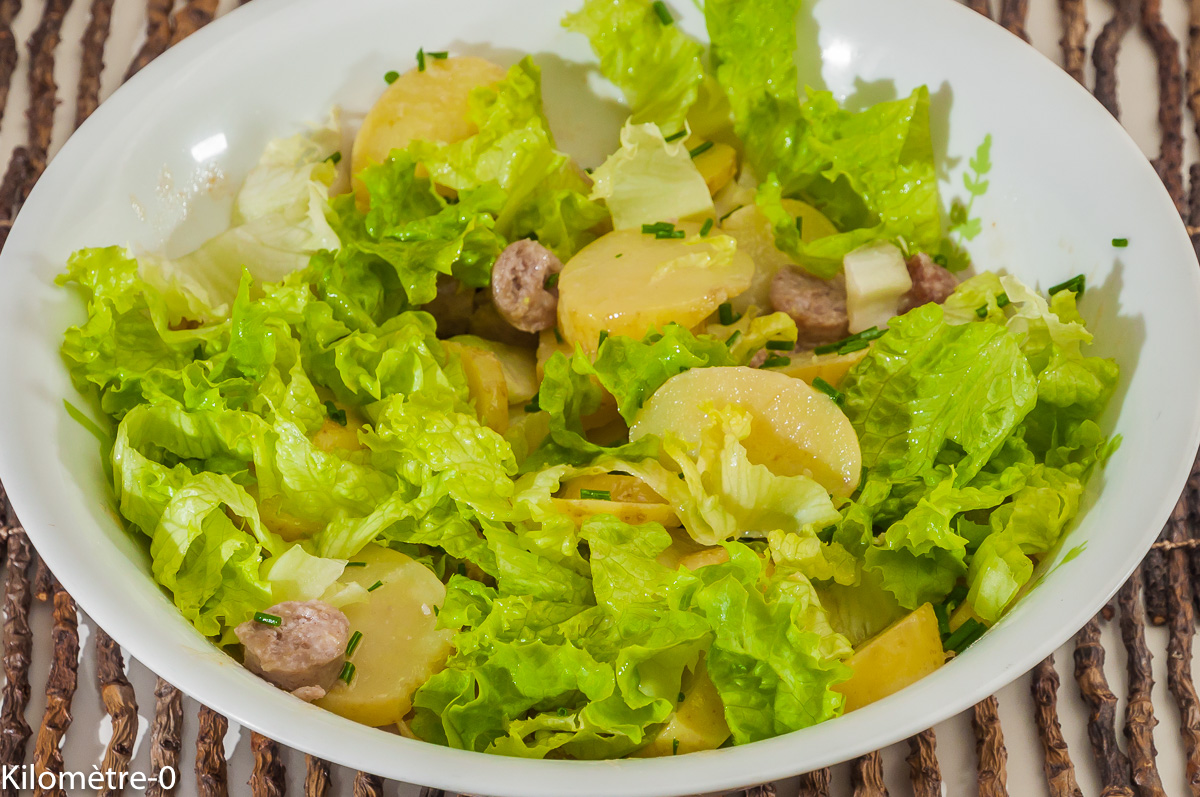 Photo de recette de salade de pomme de terre nouvelles, saucisses de Kilomètre-0, blog de cuisine réalisée à partir de produits locaux et issus de circuits courts