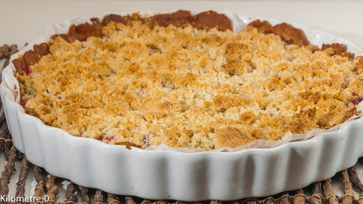 Photo de recette de tarte, crumble, framboises, rhubarbe, de Kilomètre-0, blog de cuisine réalisée à partir de produits locaux et issus de circuits courts