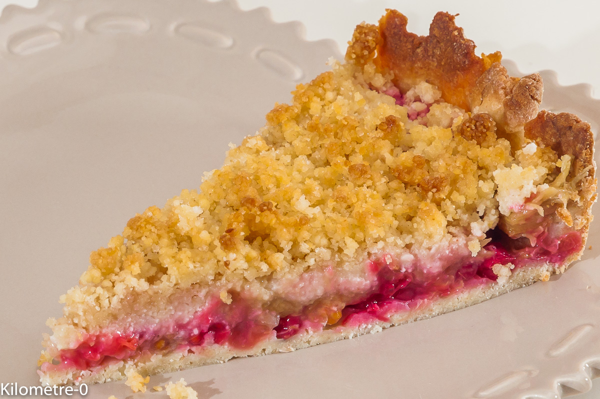 Photo de recette de tarte, crumble, rhubarbe, groseilles de Kilomètre-0, blog de cuisine réalisée à partir de produits locaux et issus de circuits courts