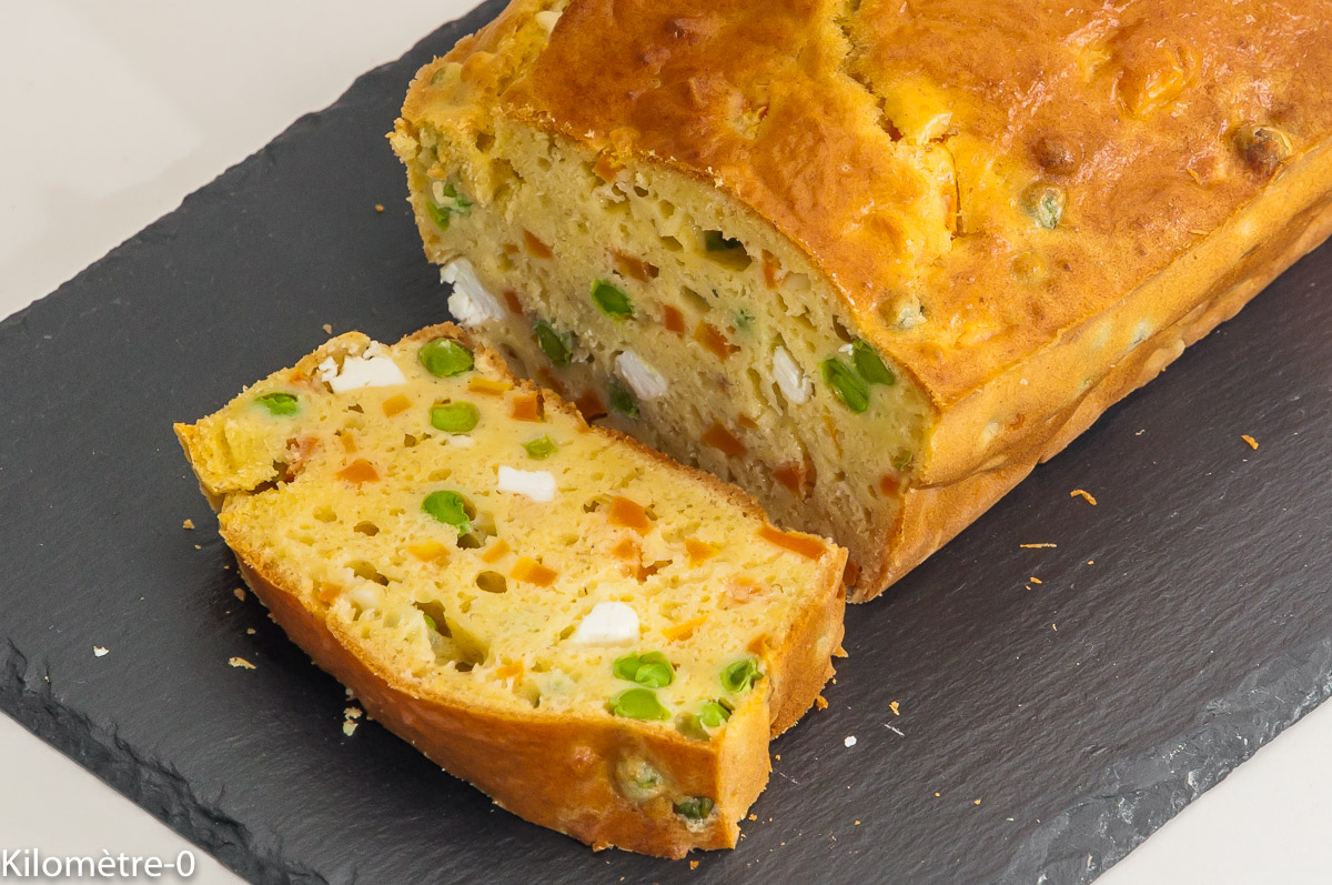 Photo de recette de cake salé, apéro, facile, petits pois, carottes, fêta, facile, rapide, léger de Kilomètre-0, blog de cuisine réalisée à partir de produits locaux et issus de circuits courts