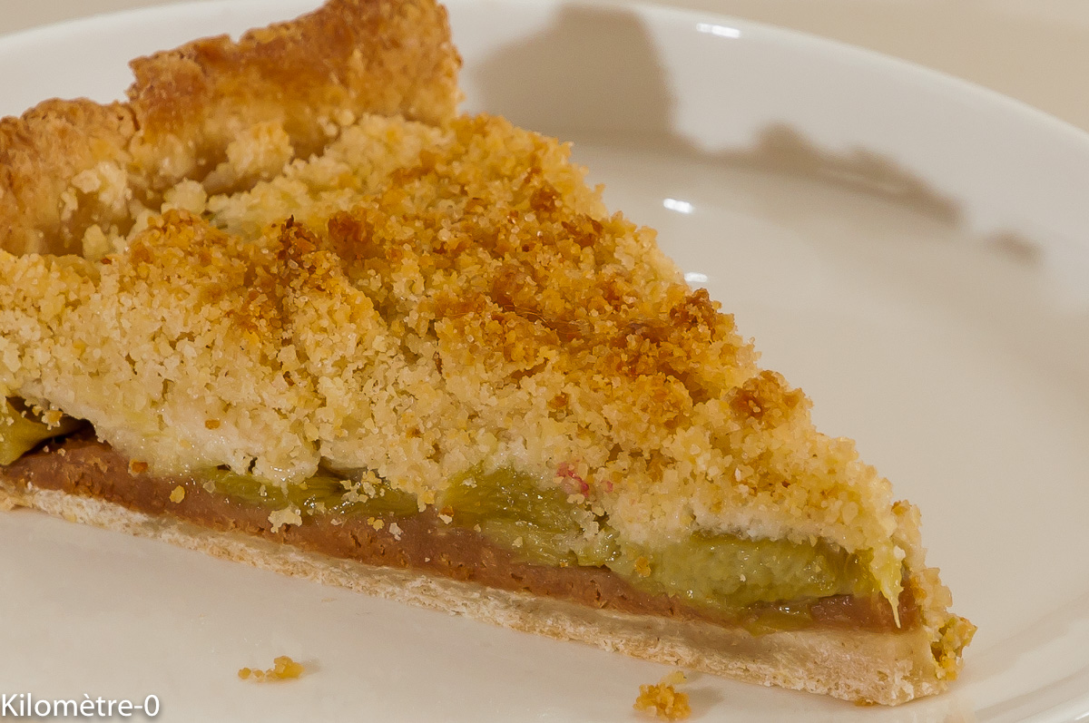 Photo de recette de tarte crumble rhubarbe facile, Kilomètre-0, blog de cuisine réalisée à partir de produits locaux et issus de circuits courts