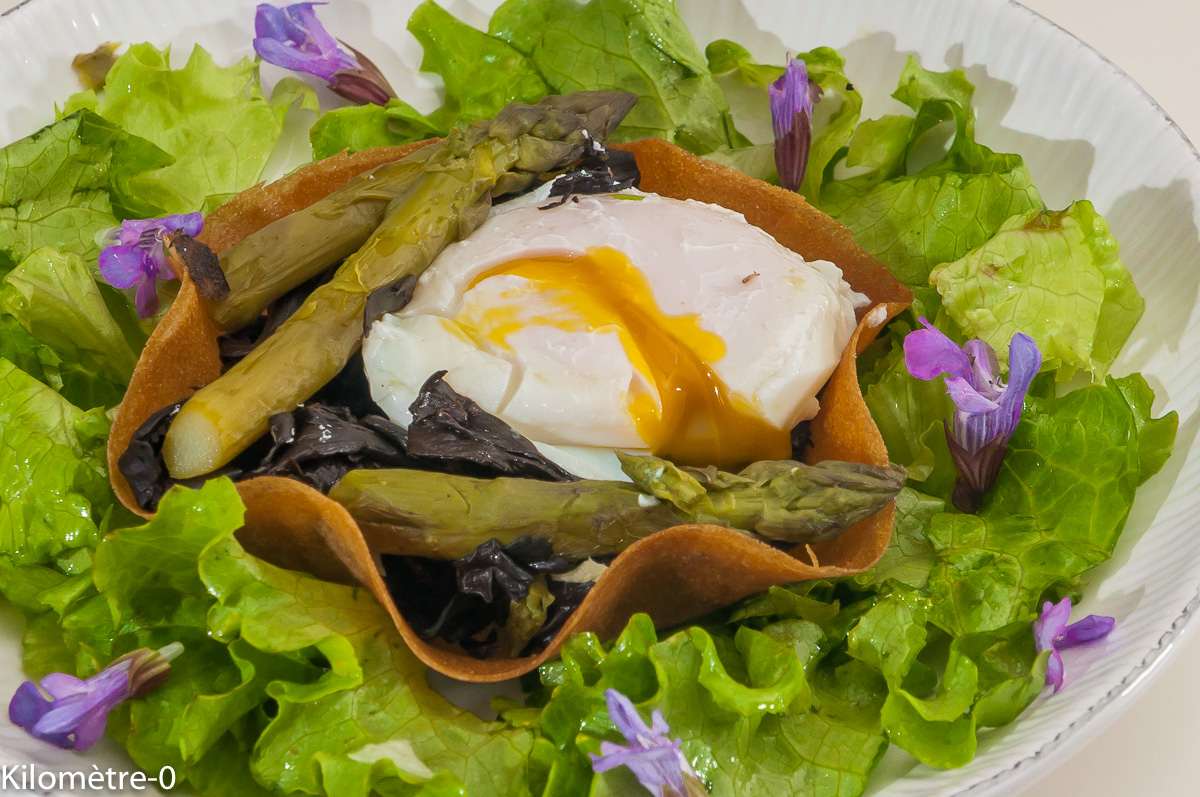 Photo de recette de corolle de brik, oeuf poché, asperges vertes, champignons, trompettes de la mort de Kilomètre-0, blog de cuisine réalisée à partir de produits locaux et issus de circuits courts