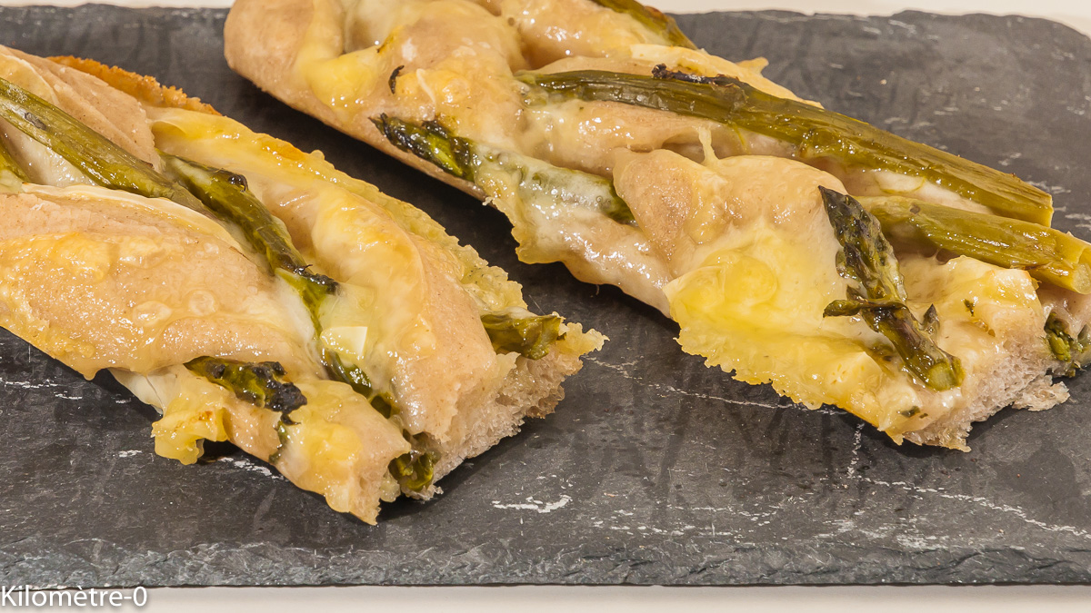 Photo de recette de pain, baguette, farcie, asperges vertes, fromage, raclette de Kilomètre-0, blog de cuisine réalisée à partir de produits locaux et issus de circuits courts