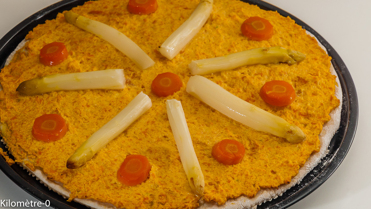 Photo de recette de pizza végétarienne, carotte, asperges de Kilomètre-0, blog de cuisine réalisée à partir de produits locaux et issus de circuits courts