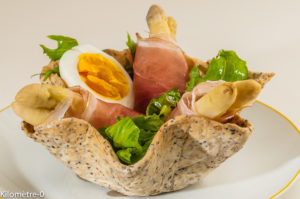 Photo de recette de  corolle, crackers danois, oeuf, asperges, speck, jembon, salade de Kilomètre-0, blog de cuisine réalisée à partir de produits locaux et issus de circuits courts