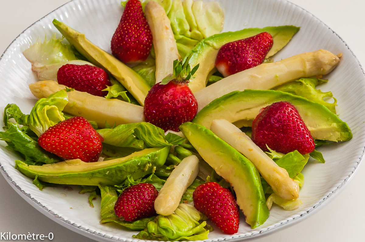 Photo de recette de salade d'asperges, avocat, fraises, rapide, légère, facile de Kilomètre-0, blog de cuisine réalisée à partir de produits locaux et issus de circuits courts