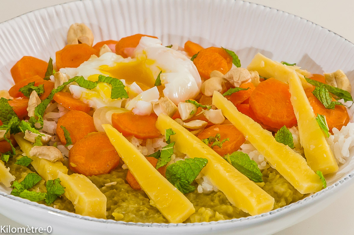 Photo de recette de buddha bowl végétarien, healthy, pois cassés, riz, oeuf, carotte, Kilomètre-0, blog de cuisine réalisée à partir de produits locaux et issus de circuits courts