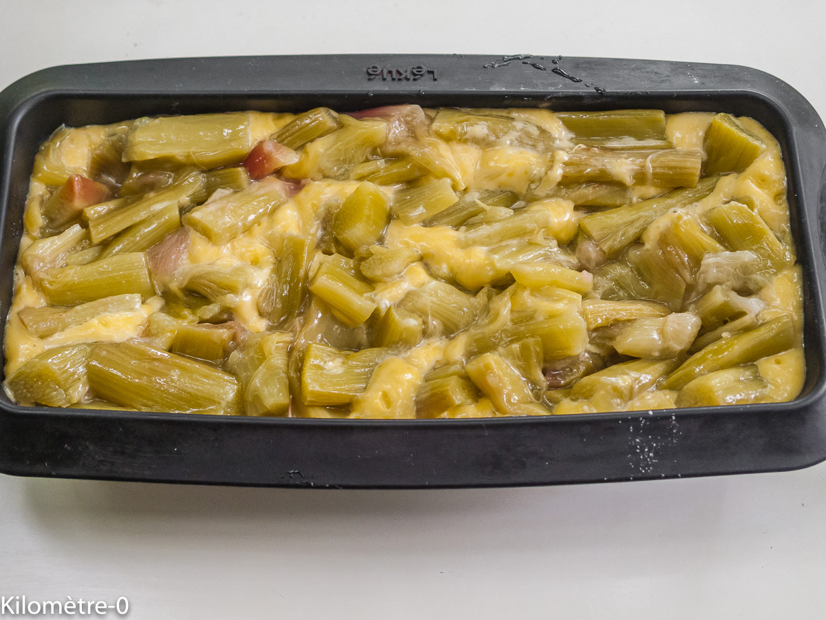 Photo de recette de cake à la rhubarbe de Kilomètre-0, blog de cuisine réalisée à partir de produits locaux et issus de circuits courts