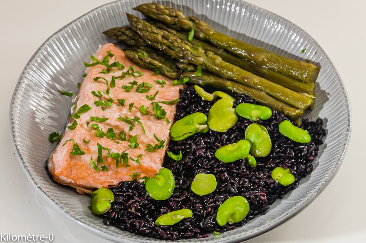Photo de recette de saumon, riz noir, asperges, fèves de Kilomètre-0, blog de cuisine réalisée à partir de produits locaux et issus de circuits courts