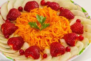 Photo de recette de  salade, carottes râpées, concombre, fraises, facile rapide, légère, Kilomètre-0, blog de cuisine réalisée à partir de produits locaux et issus de circuits courts