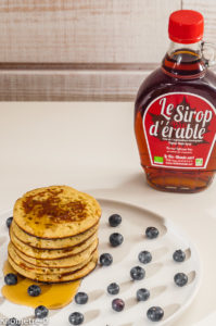 Photo de recette canadienne, Canada, pancake, facile, maison, rapide, myrtilles, sirop d'érable, tour du monde des crêpes et galettes, de de Kilomètre-0, blog de cuisine réalisée à partir de produits locaux et issus de circuits courts