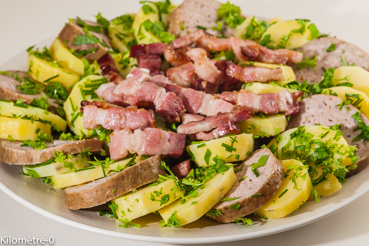 Photo de recette de salade de pomme de terre luxembourgeoise, Luxembourg, facile de Kilomètre-0, blog de cuisine réalisée à partir de produits locaux et issus de circuits courts