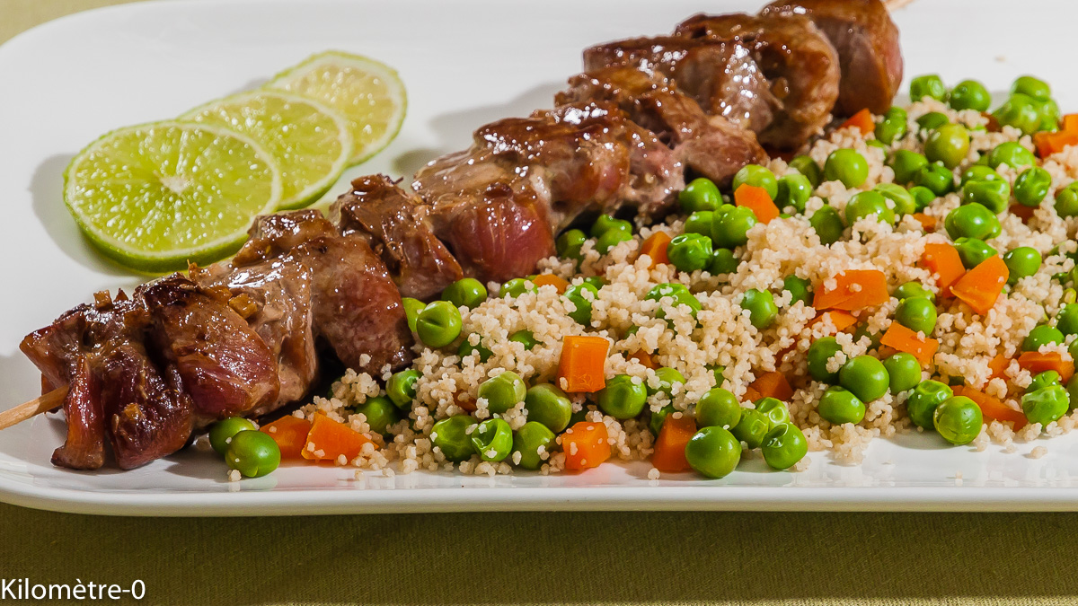 Brochettes De Filet De Porc Sauce Soja Semoule Et Légumes Nouveaux