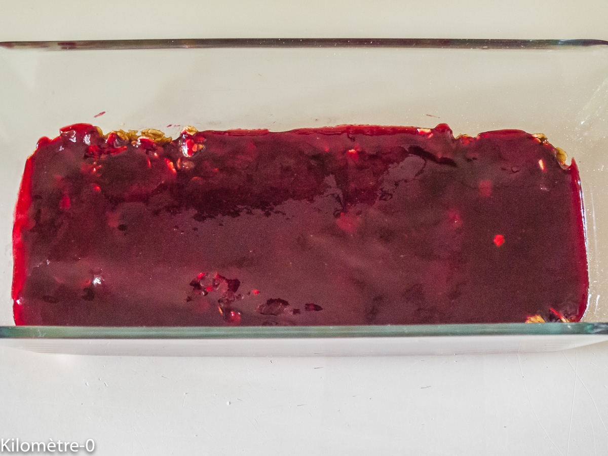 Tiramisu au muesli et au coulis de cassis : étape 3 — Versez le coulis de cassis sur le muesli au café.