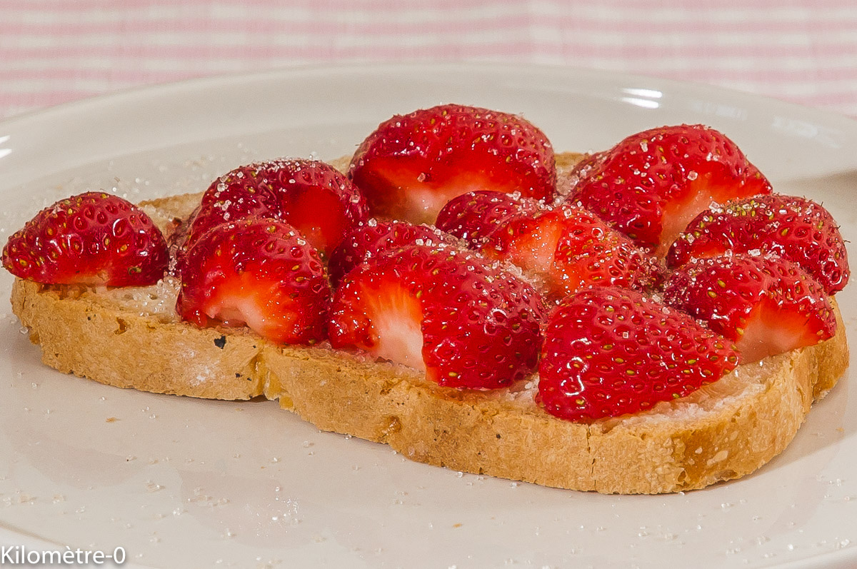 Photo de recette de tartine, fraises, beurre salé, sucre, bio de  Kilomètre-0, blog de cuisine réalisée à partir de produits locaux et issus de circuits courts