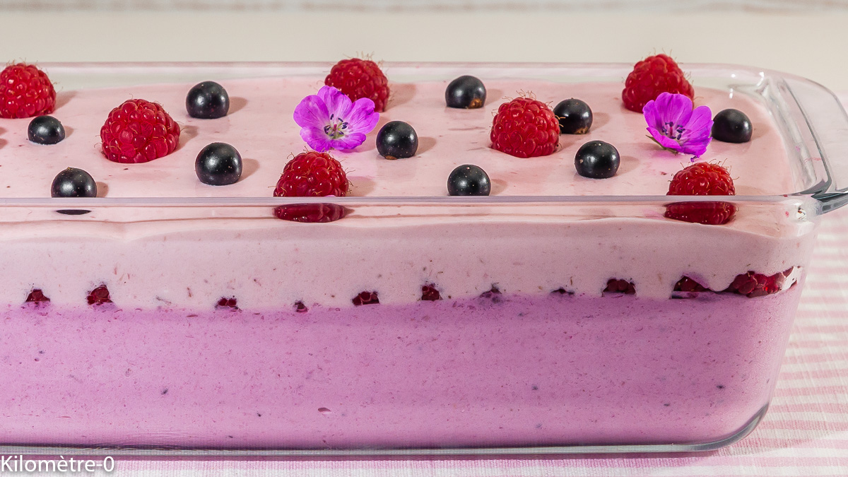 Photo de recette de terrine, verrine, mousse de framboises, cassis, framboises, fruits rouges, fête, été, anniversaire, dessert rose de Kilomètre-0, blog de cuisine réalisée à partir de produits locaux et issus de circuits courts