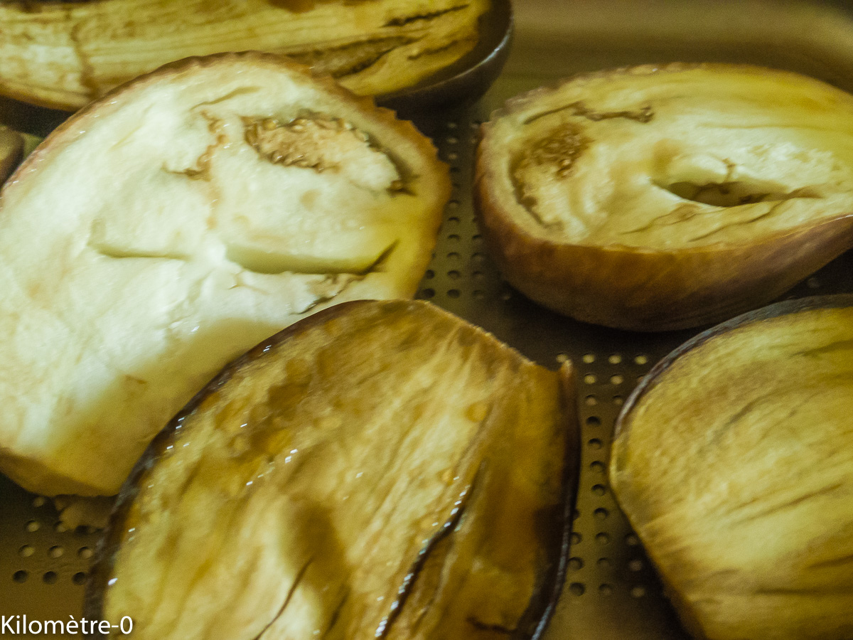 Pizza aubergines mozzarella : étape 2 — Faites cuire les aubergines coupées en deux au four vapeur 30 minutes à 100° (ou 45…